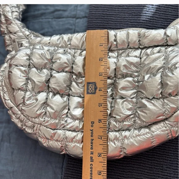 Silence +Noise Urban Outfitters Max Pucker Quilted Crossbody Bag NWOT Silver - Picture 4 of 7